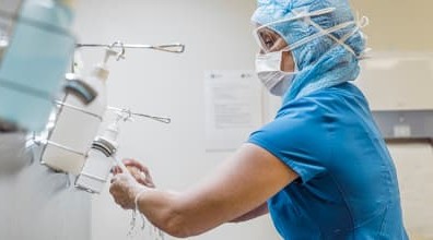 Medizinisches Personal reinigt die Hände mit Seife und Desinfektionsmittel
