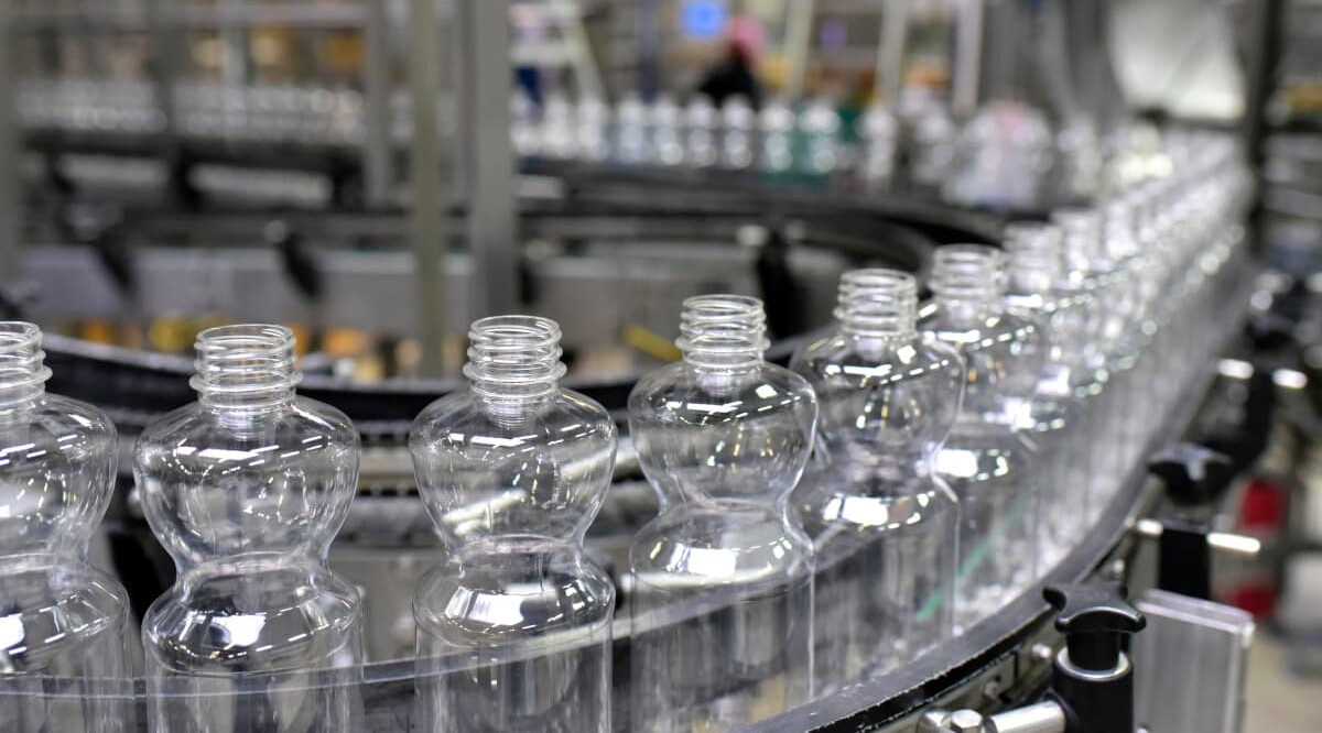 Neu hergestellte Kunststoffflaschen auf der Produktionslinie in der Quellwasserfabrik