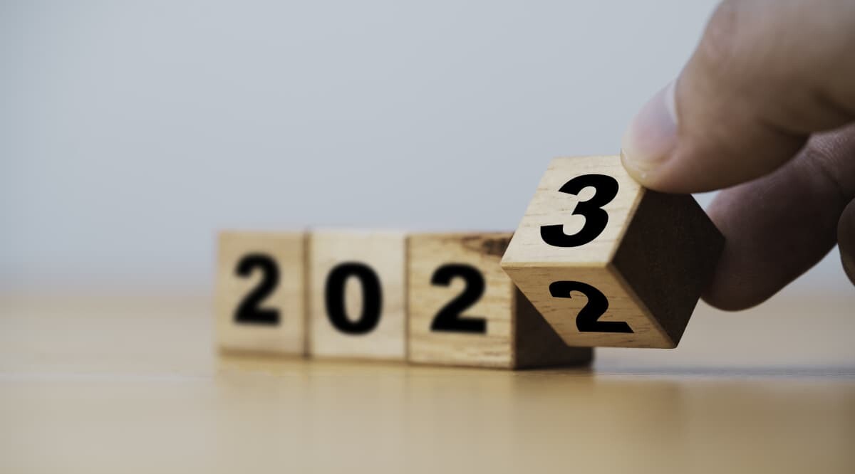 Holzwürfel mit 2022 und 2023