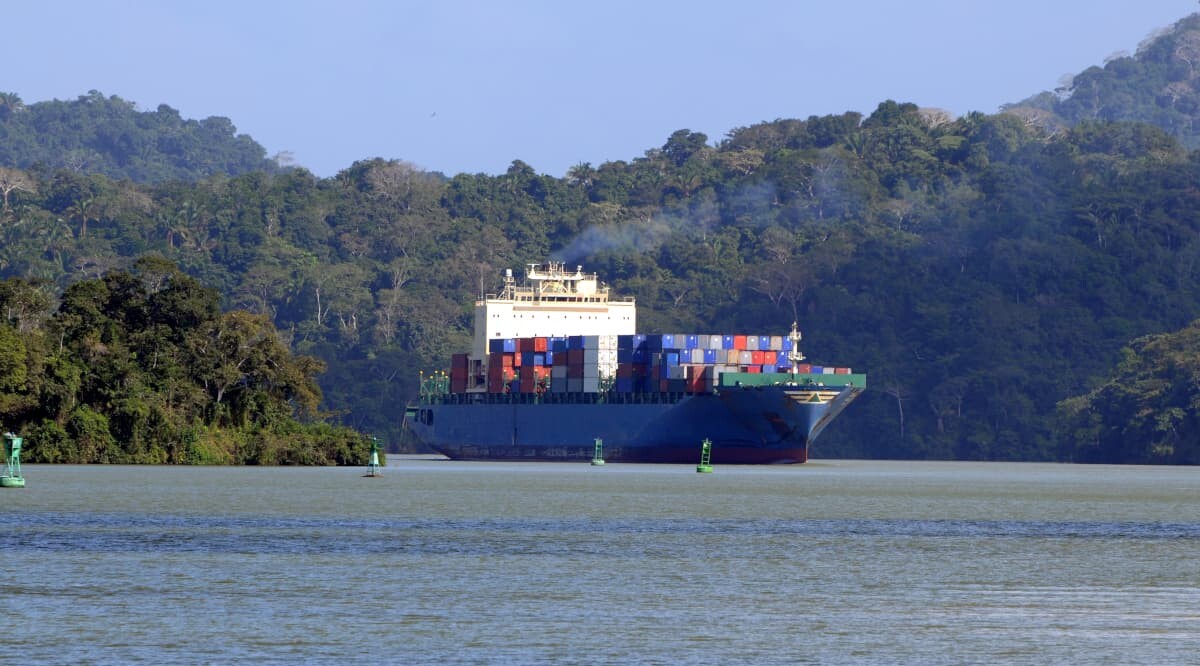 Frachtschiff in Panamakanal 
