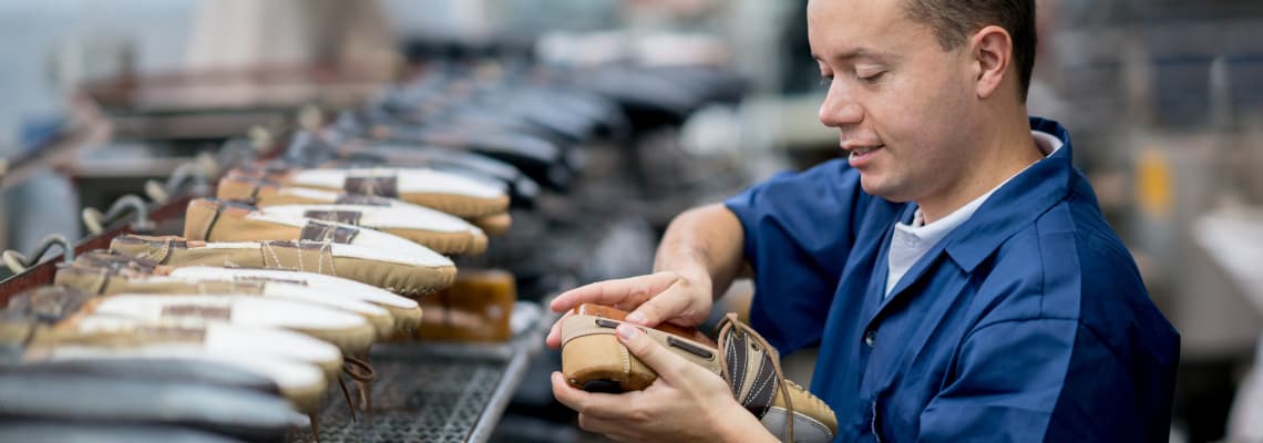 Arbeiter in einer Schuhfabrik könnte vom Lieferkettengesetz profitieren