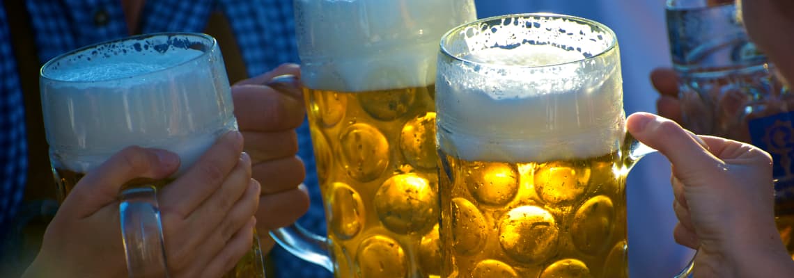 Beer Distribution Game: Anstoßen mit Biergläsern