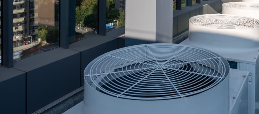 Der Ventilator der zentralen Klimaanlage im Bürogebäude