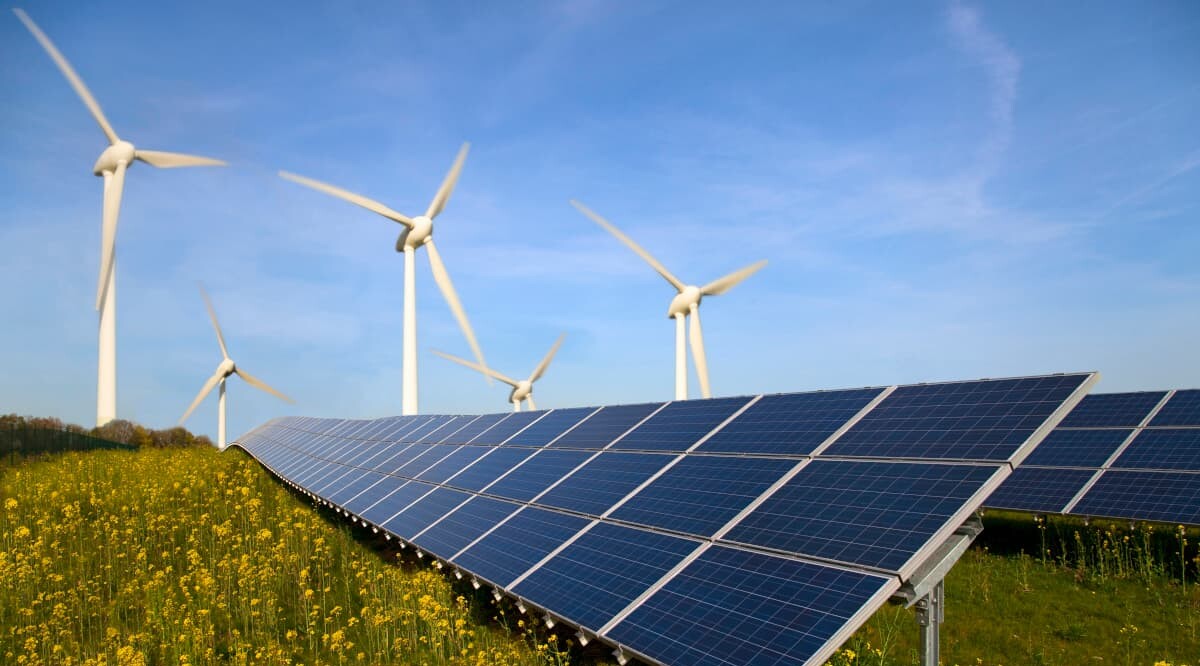 Solarzellen und Windturbinen